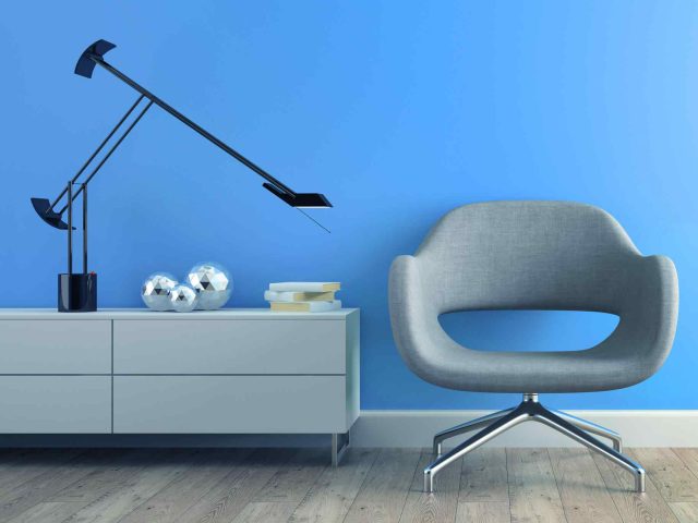 https://reformesjic.com/wp-content/uploads/2017/05/image-chair-blue-wall-640x480.jpg